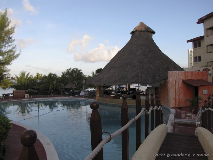 The pool and restaurant at the Cancun Clipper club