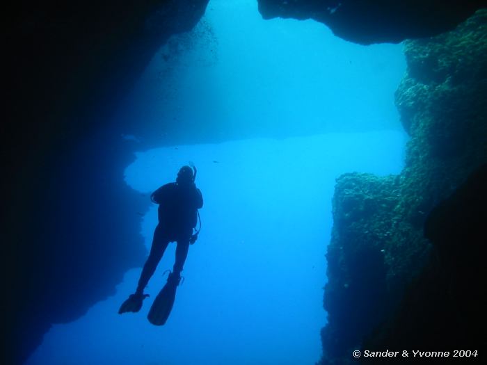 Licht en schaduw vanuit de grot, Blue Hole, Gozo, 11-6-2004