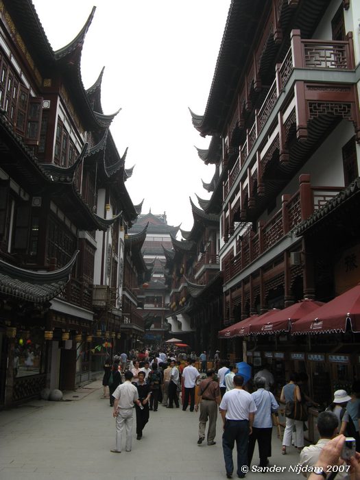 De drukke bazaar in old town in Shanghai