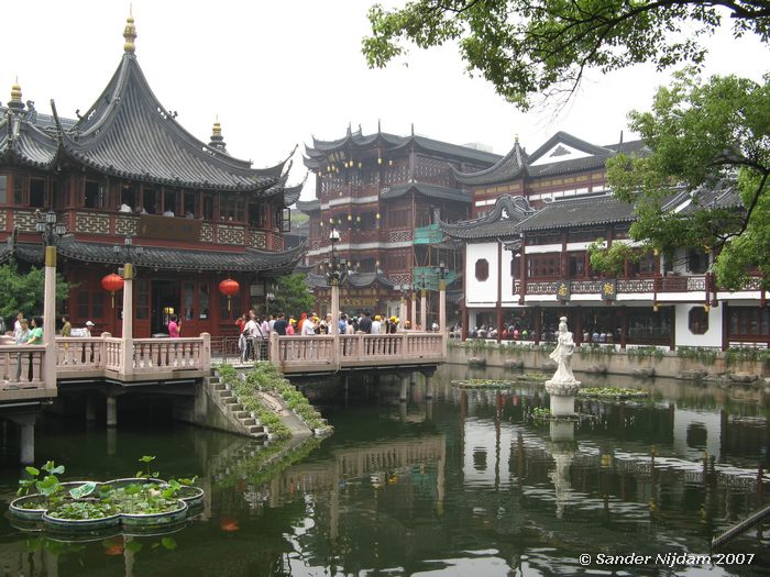 Grote groepen toeristen in old town in Shanghai