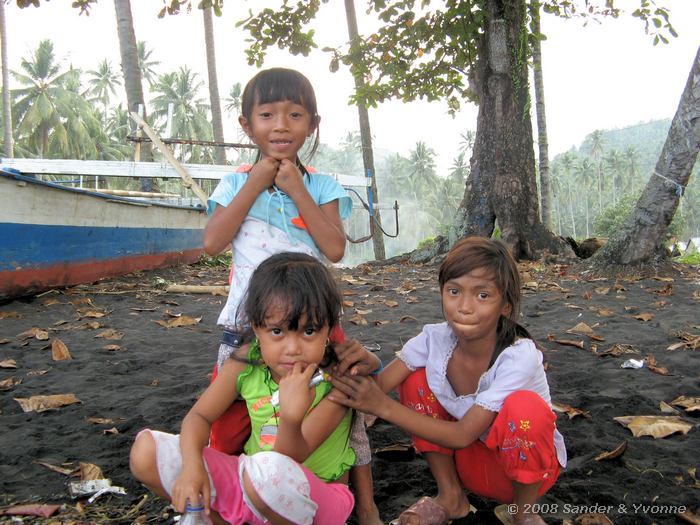 Kinderen, Kinderen tijdens een kleine excursie naar Teluk Kembahu