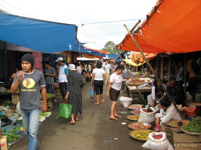 Markt Tomohon, De drukke lokale markt